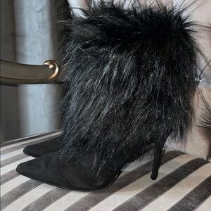 🖤 ✔️⚫️🎬 Cape Robbin Midnight Black Faux Fur Statement Booties 🖤